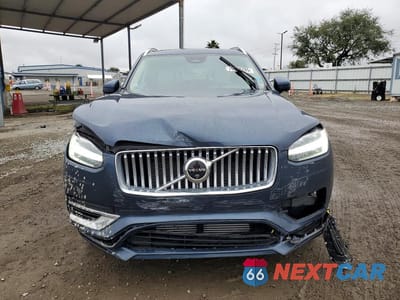 Piąte zdjęcie samochodu w środku: 2025 VOLVO XC90 PLUS VIN:YV4H60PE3S1312472 - miniatura