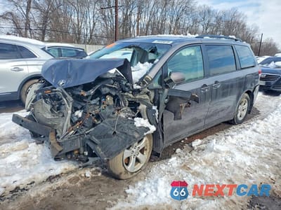 2014 TOYOTA SIENNA LE 5TDKK3DC1ES523413 - główne zdjęcie licytacji z USA - miniatura