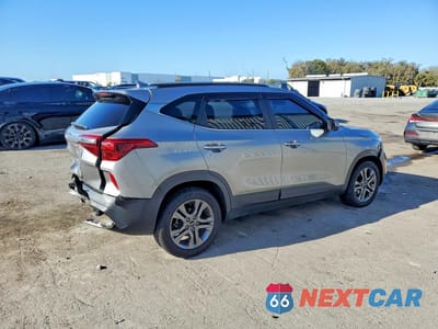 Trzecie zdjęcie samochodu z tyłu: 2023 KIA SELTOS S VIN:KNDEU2AA2P7385155 - miniatura