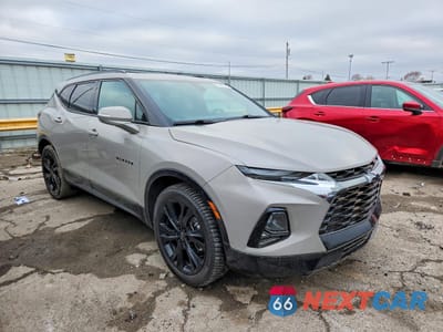 Czwarte zdjęcie samochodu z boku: 2021 CHEVROLET BLAZER RS VIN:3GNKBKRS9MS577313 - miniatura