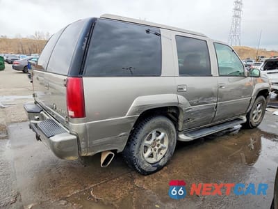 Trzecie zdjęcie samochodu z tyłu: 2000 CADILLAC ESCALADE LUXURY VIN:1GYEK63R9YR223698 - miniatura