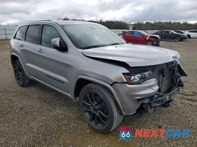 Czwarte zdjęcie samochodu z boku: 2017 JEEP GRAND CHEROKEE LAREDO VIN:1C4RJFAG8HC910282 - miniatura