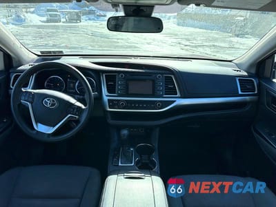 Zdjęcie 8 z 10 samochodu: 2019 TOYOTA HIGHLANDER LE VIN:5TDBZRFHXKS970955 - miniatura