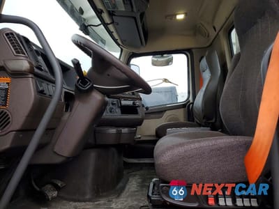 Piąte zdjęcie samochodu w środku: 2016 VOLVO VN VNL VIN:4V4N39TG1GN965588 - miniatura