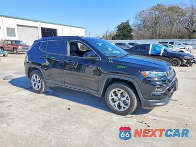 Czwarte zdjęcie samochodu z boku: 2025 JEEP COMPASS LATITUDE VIN:3C4NJDBN1ST531345 - miniatura