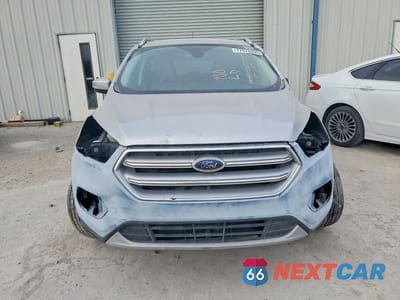 Piąte zdjęcie samochodu w środku: 2017 FORD ESCAPE TITANIUM VIN:1FMCU0JDXHUE57577 - miniatura