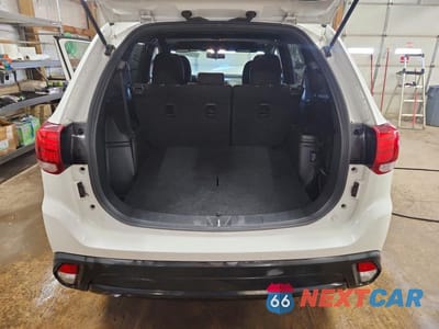 Zdjęcie 6 z 12 samochodu: 2018 MITSUBISHI OUTLANDER SE VIN:JA4AD3A3XJZ060605 - miniatura