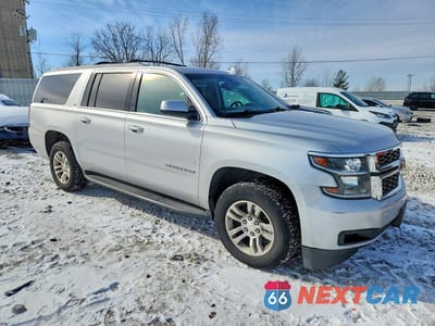 Czwarte zdjęcie samochodu z boku: 2017 CHEVROLET SUBURBAN K1500 LT VIN:1GNSKHKC2HR152062 - miniatura