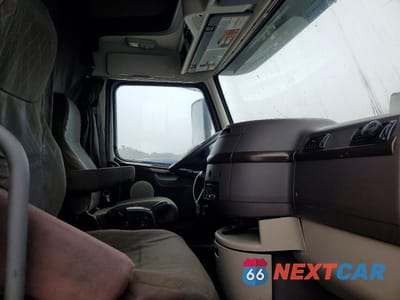 Piąte zdjęcie samochodu w środku: 2016 VOLVO VN VNL VIN:4V4NC9EJ8GN946660 - miniatura