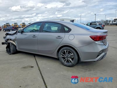 Drugie zdjęcie samochodu z przodu: 2023 KIA FORTE LXS VIN:3KPF24AD3PE554745 - miniatura