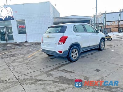 Czwarte zdjęcie samochodu z boku: 2018 CHEVROLET TRAX LS VIN:KL7CJNSB0JB583002 - miniatura