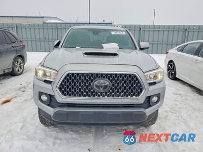 Piąte zdjęcie samochodu w środku: 2018 TOYOTA TACOMA DOUBLE CAB VIN:5TFDZ5BN0JX030315 - miniatura