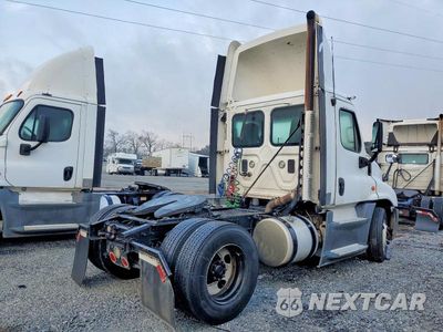 Czwarte zdjęcie samochodu z boku: 2016 FREIGHTLINER CASCADIA 125 SEMI TRUCK VIN:1FUBGEDV9GLHC5748 - miniatura