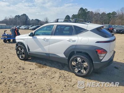 Drugie zdjęcie samochodu z przodu: 2025 HYUNDAI KONA SEL VIN:KM8HBCAB3SU249009 - miniatura