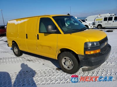Czwarte zdjęcie samochodu z boku: 2021 CHEVROLET EXPRESS 2500 CARGO DELIVERY VAN VIN:1GCWGAFP3M1167307 - miniatura