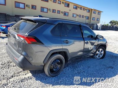 Trzecie zdjęcie samochodu z tyłu: 2021 TOYOTA RAV4 XLE VIN:2T3W1RFV1MC123551 - miniatura