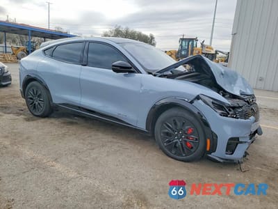 Czwarte zdjęcie samochodu z boku: 2025 FORD MUSTANG MACH-E PREMIUM VIN:3FMTK3R70SMA39353 - miniatura