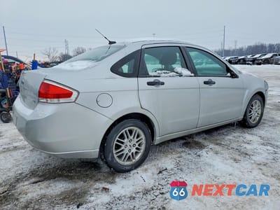 Trzecie zdjęcie samochodu z tyłu: 2010 FORD FOCUS SE VIN:1FAHP3FN4AW112002 - miniatura