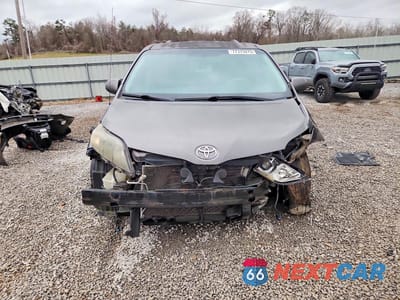 Piąte zdjęcie samochodu w środku: 2011 TOYOTA SIENNA SPORT VIN:5TDXK3DC7BS095297 - miniatura