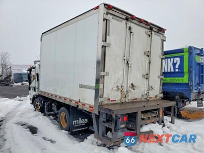 Trzecie zdjęcie samochodu z tyłu: 2018 ISUZU NPR HD REFRIGERATED BOX TRUCK VIN:JALC4W162J7008650 - miniatura