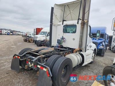 Czwarte zdjęcie samochodu z boku: 2014 KENWORTH T680 SEMI TRUCK VIN:1XKYA48X9EJ403201 - miniatura