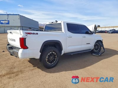 Trzecie zdjęcie samochodu z tyłu: 2025 TOYOTA TUNDRA SR5 VIN:5TFLA5DB8SX244217 - miniatura