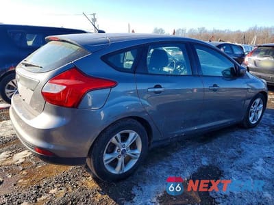 Trzecie zdjęcie samochodu z tyłu: 2012 FORD FOCUS SE VIN:1FAHP3K29CL442072 - miniatura