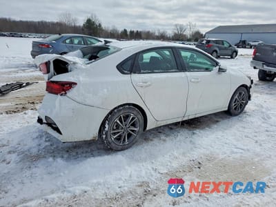 Trzecie zdjęcie samochodu z tyłu: 2022 KIA FORTE LXS VIN:3KPF24AD5NE487367 - miniatura