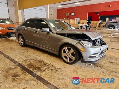 Czwarte zdjęcie samochodu z boku: 2011 MERCEDES-BENZ C300 VIN:WDDGF8BB1BR153615 - miniatura
