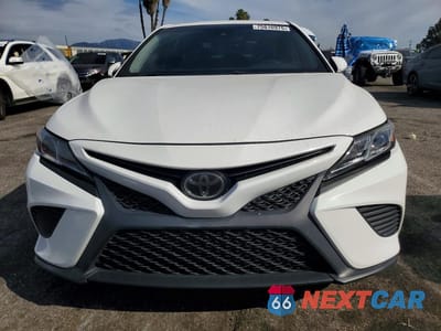 Piąte zdjęcie samochodu w środku: 2018 TOYOTA CAMRY L VIN:4T1B11HK1JU588112 - miniatura