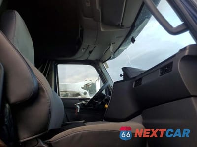 Piąte zdjęcie samochodu w środku: 2018 INTERNATIONAL LT625 SEMI TRUCK VIN:3HSDZAPR5JN370961 - miniatura