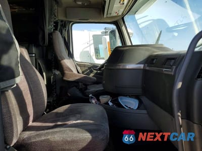 Piąte zdjęcie samochodu w środku: 2019 VOLVO VNL SEMI TRUCK VIN:4V4NC9EH8KN201669 - miniatura