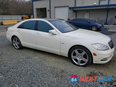 Czwarte zdjęcie samochodu z boku: 2012 MERCEDES-BENZ S 550 4MATIC VIN:WDDNG9EB7CA424246 - miniatura