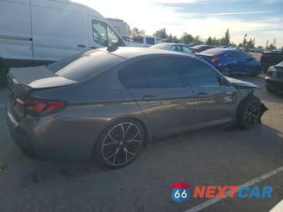 Trzecie zdjęcie samochodu z tyłu: 2022 BMW M550XI VIN:WBA13BK04NCJ54220 - miniatura
