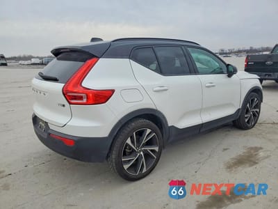 Trzecie zdjęcie samochodu z tyłu: 2022 VOLVO XC40 T5 R-DESIGN VIN:YV4162UMXN2791495 - miniatura