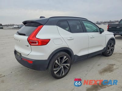 Trzecie zdjęcie samochodu z tyłu: 2022 VOLVO XC40 T5 R-DESIGN VIN:YV4162UMXN2791495 - miniatura