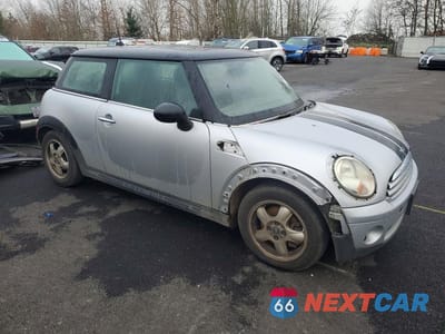 Czwarte zdjęcie samochodu z boku: 2010 MINI COOPER VIN:WMWMF3C5XATZ28128 - miniatura
