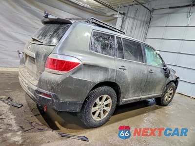 Trzecie zdjęcie samochodu z tyłu: 2012 TOYOTA HIGHLANDER BASE VIN:5TDBK3EH6CS174465 - miniatura