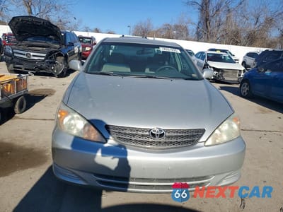 Piąte zdjęcie samochodu w środku: 2003 TOYOTA CAMRY LE VIN:4T1BE30KX3U157590 - miniatura