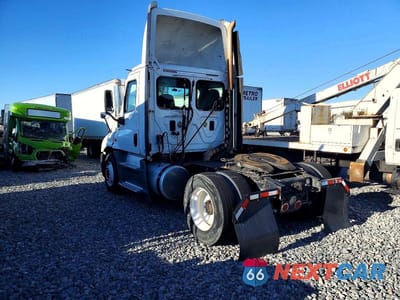 Trzecie zdjęcie samochodu z tyłu: 2016 FREIGHTLINER CASCADIA 125 SEMI TRUCK VIN:1FUBGEDV9GLHC5667 - miniatura