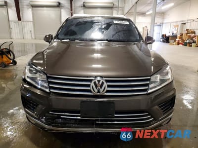 Piąte zdjęcie samochodu w środku: 2015 VOLKSWAGEN TOUAREG V6 VIN:WVGEF9BP8FD006824 - miniatura