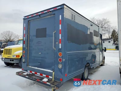 Czwarte zdjęcie samochodu z boku: 2022 FORD TRANSIT CUTAWAY CARGO 3.5L 2WD DRW VIN:1FDDF6P88NKA45709 - miniatura