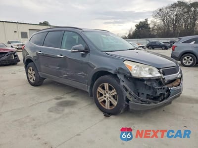 Czwarte zdjęcie samochodu z boku: 2011 CHEVROLET TRAVERSE LT VIN:1GNKVGED4BJ248674 - miniatura