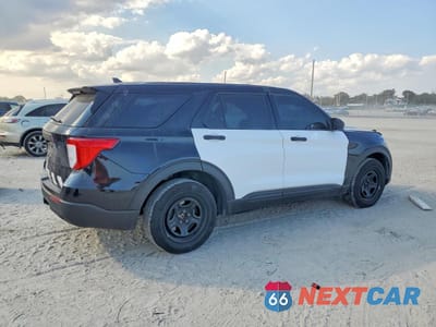 Trzecie zdjęcie samochodu z tyłu: 2023 FORD EXPLORER POLICE INTERCEPTOR VIN:1FM5K8AB3PGA32663 - miniatura