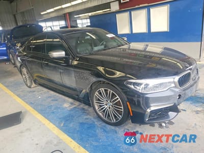 Czwarte zdjęcie samochodu z boku: 2018 BMW M550XI VIN:WBAJB9C5XJG463652 - miniatura