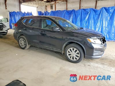 Czwarte zdjęcie samochodu z boku: 2017 NISSAN ROGUE SV VIN:5N1AT2MV5HC888912 - miniatura