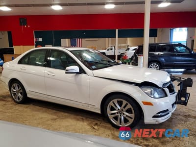 Czwarte zdjęcie samochodu z boku: 2013 MERCEDES-BENZ C 300 4MATIC VIN:WDDGF8AB9DA817324 - miniatura