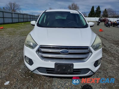 Piąte zdjęcie samochodu w środku: 2017 FORD ESCAPE SE VIN:1FMCU9GD7HUC28463 - miniatura