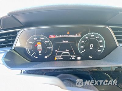 Zdjęcie 8 z 10 samochodu: 2021 AUDI E-TRON PREMIUM PLUS VIN:WA1LAAGE1MB011692 - miniatura