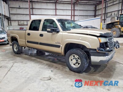 Czwarte zdjęcie samochodu z boku: 2005 CHEVROLET SILVERADO K2500 HEAVY DUTY VIN:1GCHK23245F903164 - miniatura